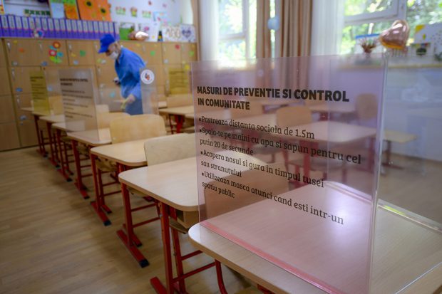 Sorin Cîmpeanu, despre deschiderea şcolilor pe 8 februarie: Nu este condiţionată de vaccinarea. Panourile de plexiglas mai mult încurcă