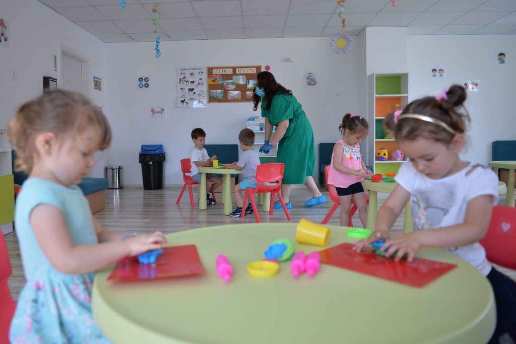 Cum se va aplica distanțarea socială la grădiniță, cu copii de 3-6 ani. Ce soluții propun educatoarele