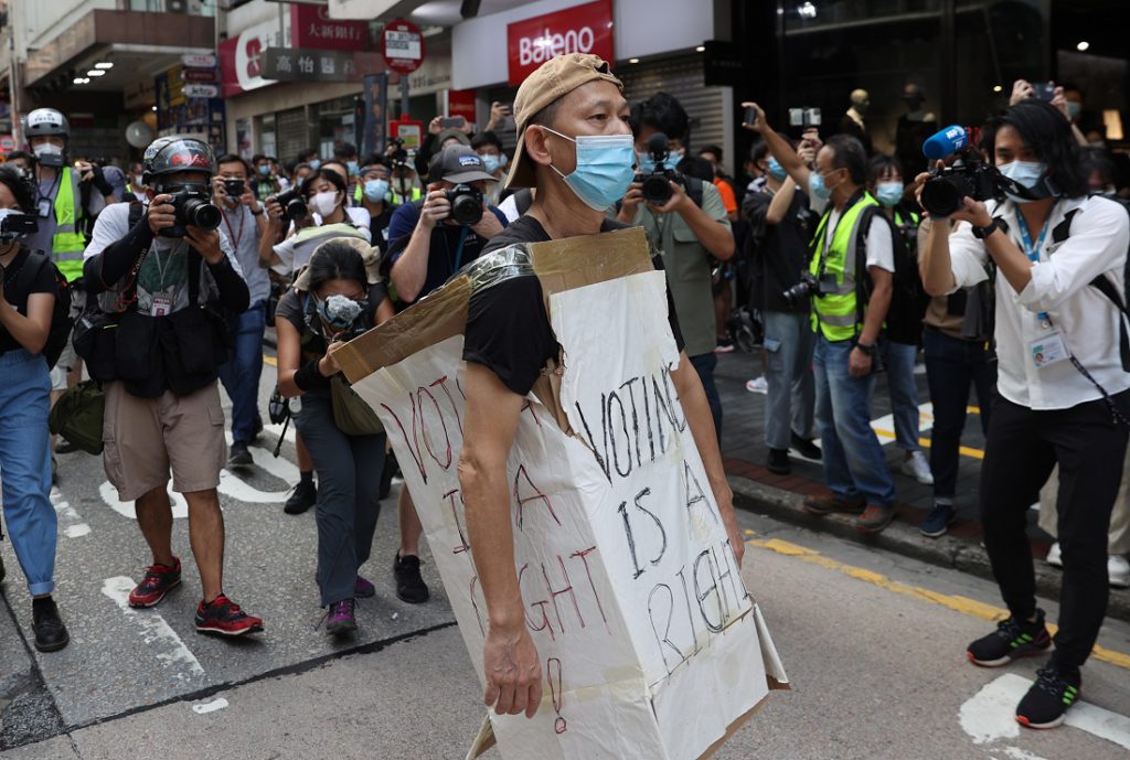 Aproape 300 de persoane au fost arestate în Hong Kong, în timpul unor manifestații împotriva amânării alegerilor legislative