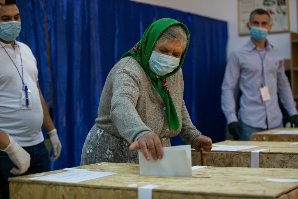 O femeie votează la alegerile locale, în Chirnogi