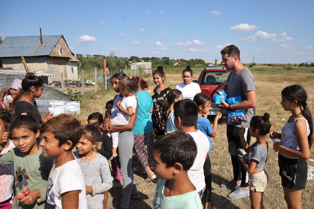 VIDEO | În cartierul dintr-un oraş vasluian unde străzile n-au nume și politicienii nu vin nici în campanie electorală oamenii au făcut, împreună, să răsară o casă
