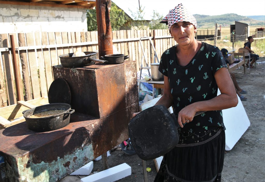 VIDEO | În cartierul dintr-un oraş vasluian unde străzile n-au nume și politicienii nu vin nici în campanie electorală oamenii au făcut, împreună, să răsară o casă