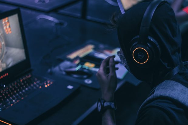 Un tânăr pasionat de jocuri online, condamnat la un an de închisoare cu suspendare, pentru evaziune fiscală. A câștigat peste 160.000 de euro din gaming