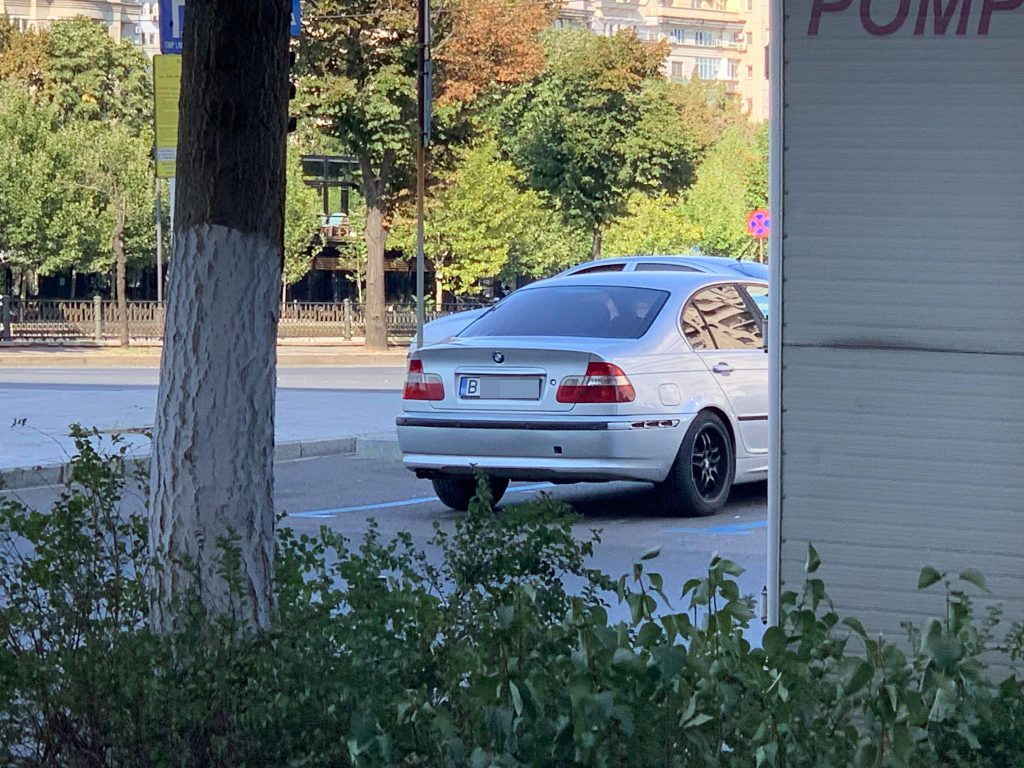 CAMERA ASCUNSĂ. La trei ani de când a fost trimis în judecată pentru 31 de violuri, guru Bogdan Giuseppe racolează fete în Piața Unirii, sub ochii autorităților!