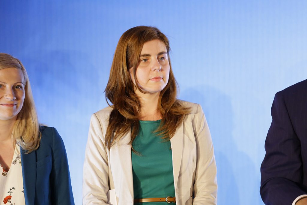 Ioana Petrescu, fost ministru de finanțe: “Dacă ar fi să dau un sfat, aș încuraja cât mai multe femei să intre în politică, să intre în administrația publică, acest sacrificiu merită” (II)