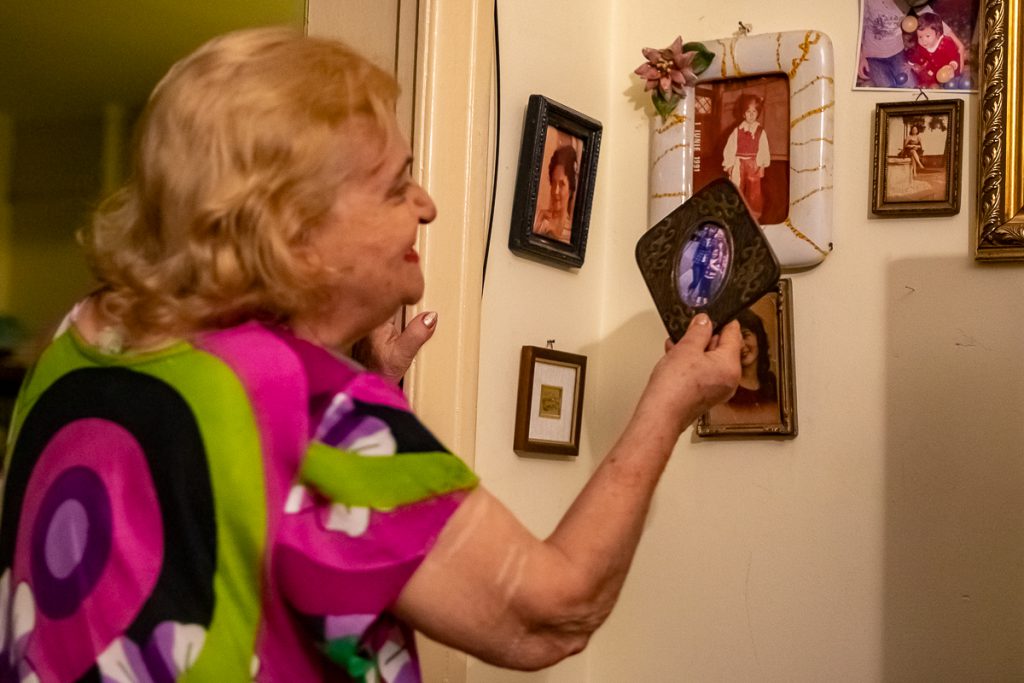 Artişti în pandemie. La 82 de ani, Gabriela Predescu Căpriţă continuă să picteze: “Vreau să donez tablouri pentru a ajuta copii”