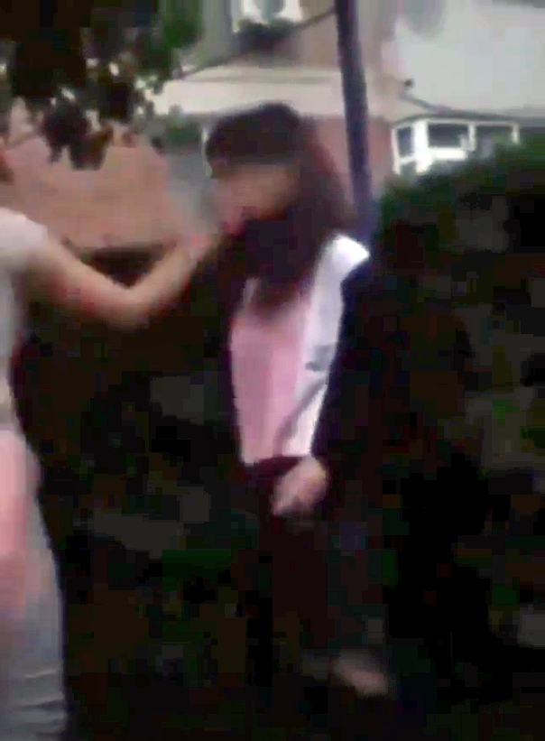Noi detalii în cazul celor patru adolescente care au agresat și umilit o fată de 13 ani din Târgu Jiu. E un fenomen, nu un accident! ”O bătui pe una până o leșinai”