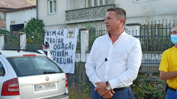 Cine este Traian Ogâgău, primarul filmat în timp ce îşi umileşte fetiţa dezbrăcată