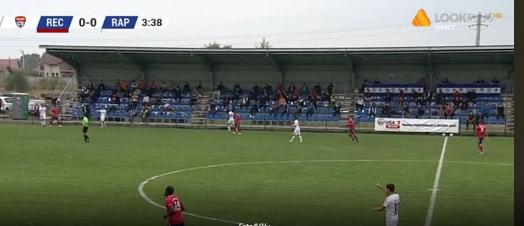Ce restricții? Meci cu zeci de spectatori în tribună și la gardul stadionului, în comuna Recea, din Maramureș. Echipa locală a bătut Rapidul, în Liga 2