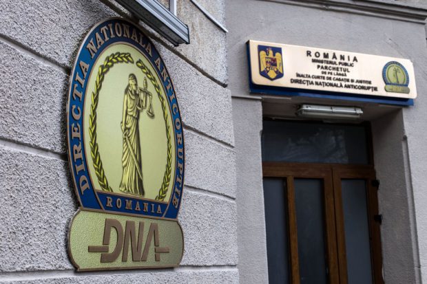 Scandal între DNA și MAI: Procurorii anticorupție, nemulțumiți că instituția lui Vela a anunțat înaintea lor mita de un milion de euro găsită în găleți