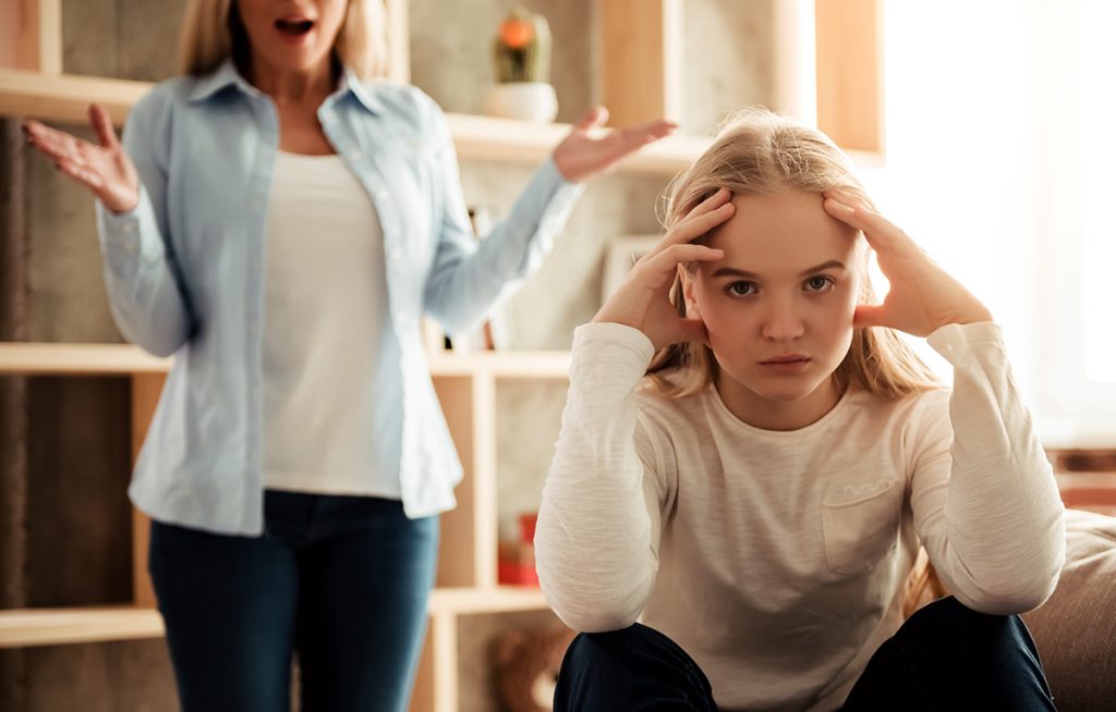 IN A RELATIONSHIP | Întrebarea adolescenților: “Cum să rezist să stau în casă cu niște părinți cu care nu mă înțeleg?”