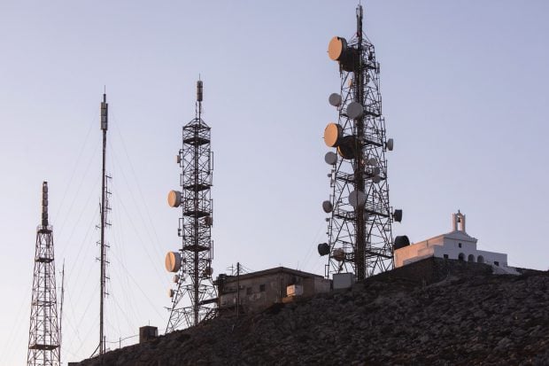 Ce salarii se câștigă în telecomunicații? Cât primesc un operator de rețele de fibră optică și un inginer