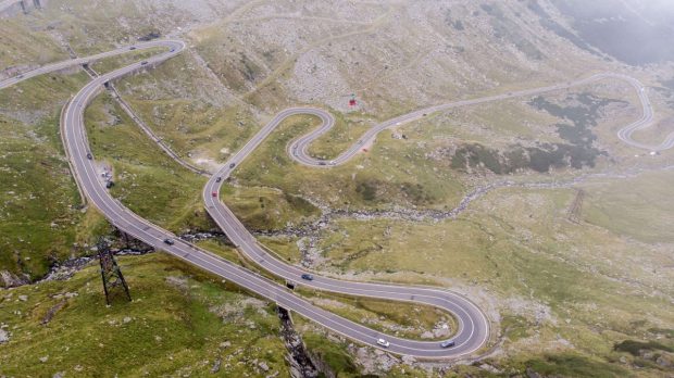 Circulaţia de pe Transalpina şi Transfăgărăşan, oprită pe anumite tronsoane