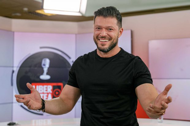 Imagine Stire Ghinion pe plan profesional. „Părăsit” de Cătălin Cazacu, pentru alt post TV, Victor Slav trăiește din publicitatea făcută pe Instagram | 2review.ro