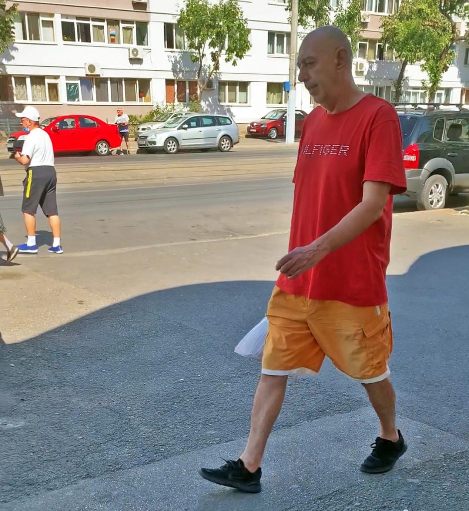 CAMERA ASCUNSĂ. La trei ani de când a fost trimis în judecată pentru 31 de violuri, guru Bogdan Giuseppe racolează fete în Piața Unirii, sub ochii autorităților!