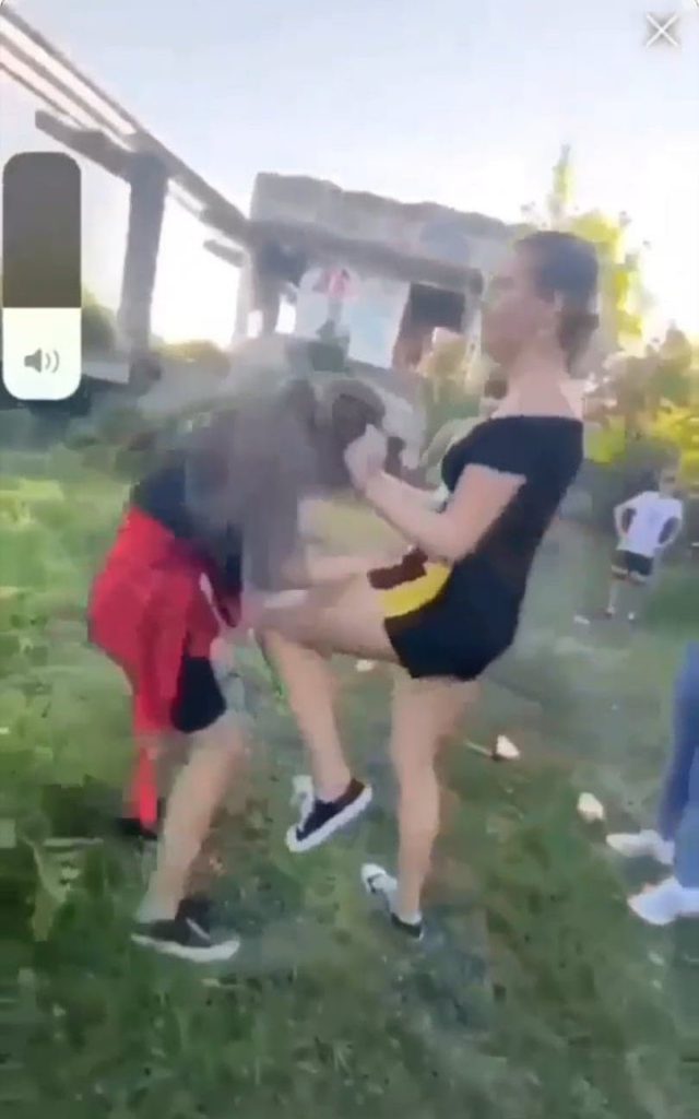 Noi detalii în cazul celor patru adolescente care au agresat și umilit o fată de 13 ani din Târgu Jiu. E un fenomen, nu un accident! ”O bătui pe una până o leșinai”
