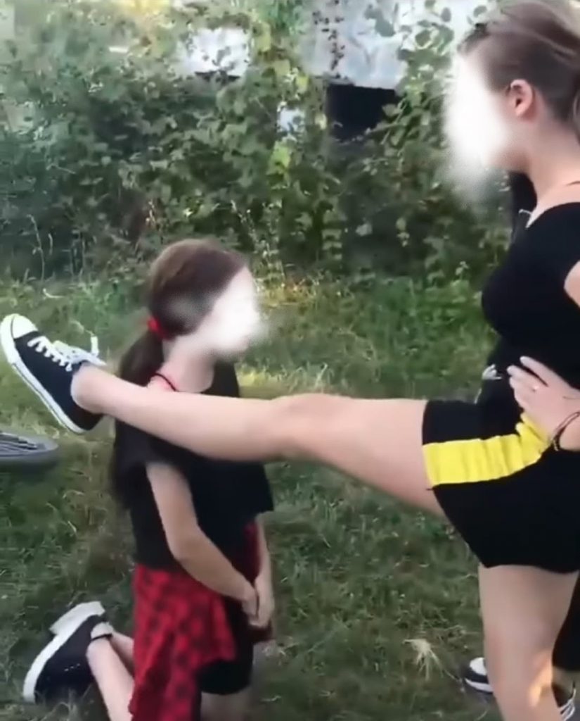 Noi detalii în cazul celor patru adolescente care au agresat și umilit o fată de 13 ani din Târgu Jiu. E un fenomen, nu un accident! ”O bătui pe una până o leșinai”