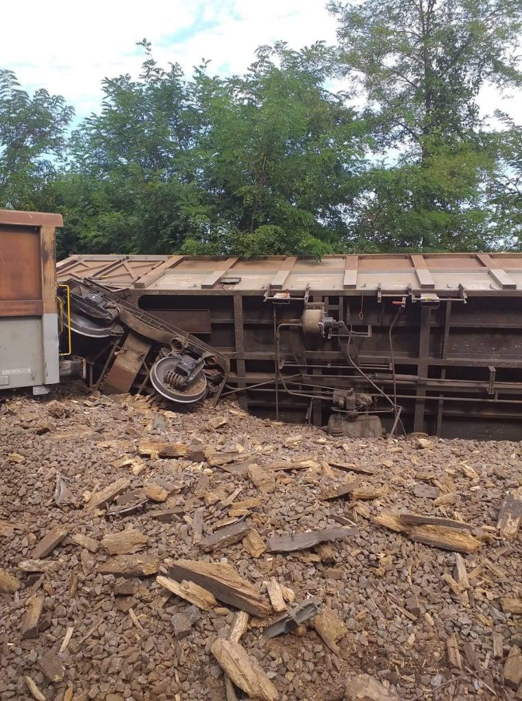 FOTO | Două deraieri în aceeași zi: un vagon de la un tren de călători și 12 vagoane de la un marfar