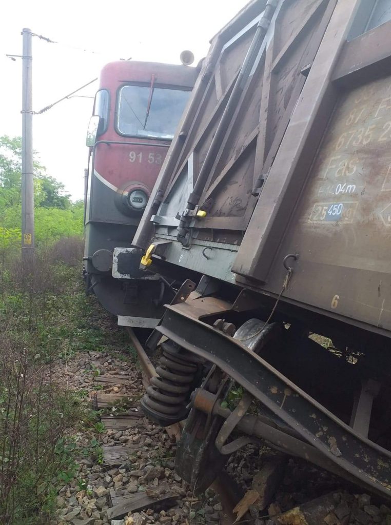 FOTO | Două deraieri în aceeași zi: un vagon de la un tren de călători și 12 vagoane de la un marfar