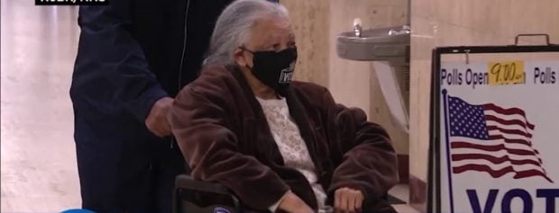 O femeie de 94 de ani din SUA a parcurs aproape 1.000 de kilometri pentru a merge la vot