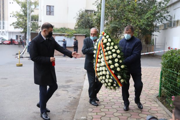 Robert Cazanciuc, fost ministru al justiţiei în guvernul Ponta, a depus o coroană de flori la Colectiv: “Ce pot să spun după atâţia ani de zile”