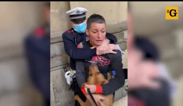 Video| O femeie din Italia a fost arestată pentru că a refuzat să poarte mască: “Lăsați-mă! Mă sufocă”