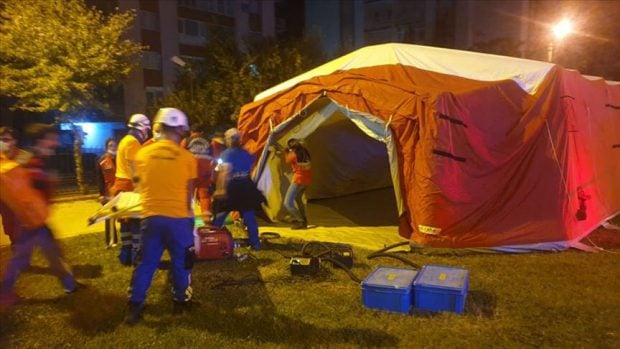 Noapte de coșmar în vestul Turciei, după cutremur. Româncă: ”În oraș se montează corturi, oamenilor le e frică să doarmă în casele lor”