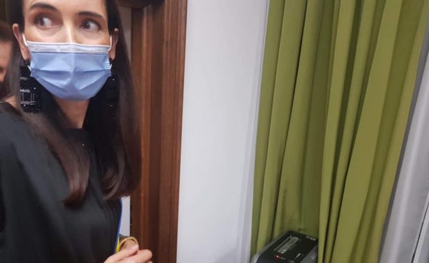 Ce a descoperit Clotilde Armand în biroul de la primărie după prima zi de lucru. “Vă las aceste fotografii din care puteți observa”