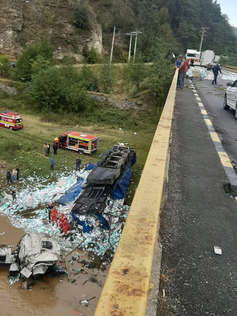 VIDEO | Un camion a căzut în albia râului Lotru, de la zeci de metri înălţime. Şoferul a murit. Trafic pe un singur fir pe Valea Oltului