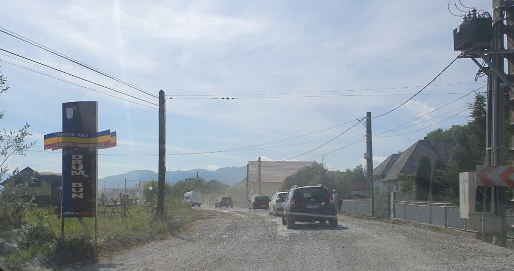 În Maramureș, „Drumul Groazei” a devenit „Șantierul Groazei”. Primarii, revoltați de modul în care este reabilitat DJ 186 de fosta firmă a unor interlopi!