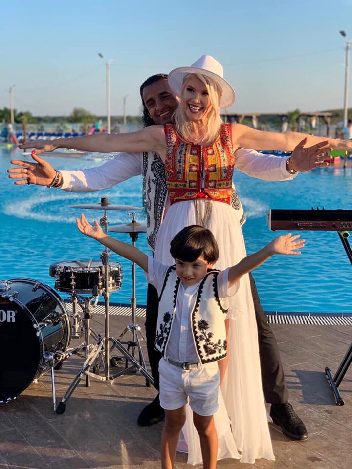 Diana Matei și soțul ei sunt împreună de 17 ani, iar părinții artistei nu l-au acceptat pe acesta. Ce spune vedeta despre relația lor. “Având doi copii, fiind și țigan…”