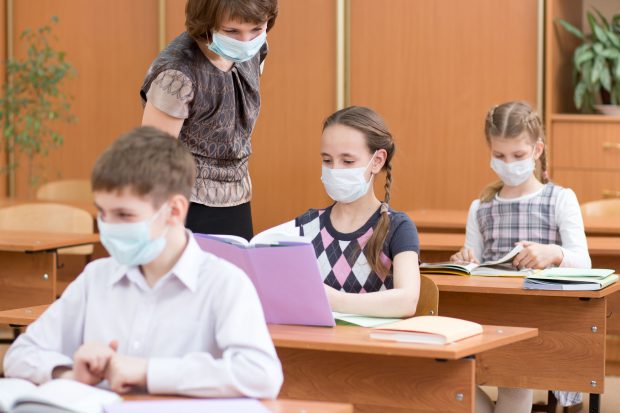Povestea unui român din Franța: ce a făcut școala când fiica lui a fost discriminată de o colegă
