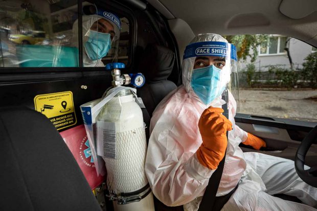 REPORTAJ cu ambulanța în București: echipajele au ajuns să viziteze acasă și câte 30 de pacienți cu COVID pe tură. “Avem nevoie de mai mulți oameni”