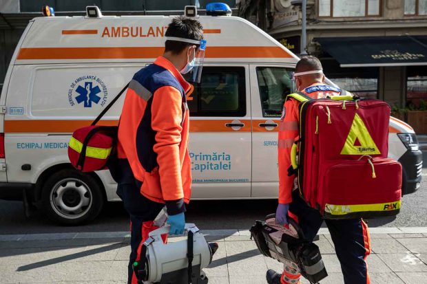 Un bărbat în vârstă de 80 de ani din Argeş a murit în curtea secţiei de vot