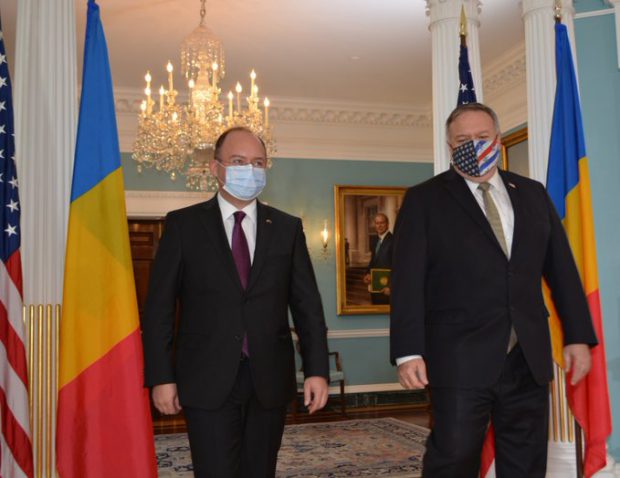 Ministrul de externe Bogdan Aurescu a salutat planurile SUA de a-și spori prezența militară în România. A discutat cu Mike Pompeo și despre vize