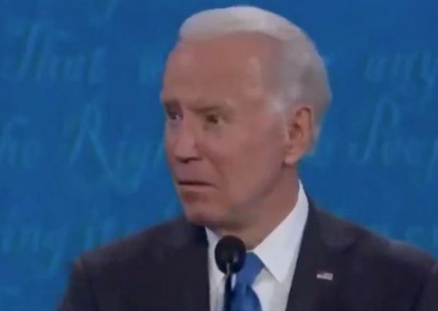 Reacția lui Joe Biden când Trump a spus “îmi asum întreaga responsabilitate” pentru criza COVID-19 din SUA. Imaginile au devenit virale