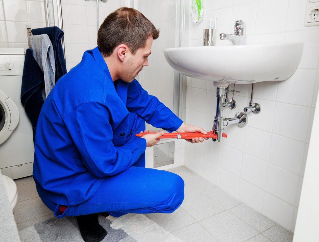 Piața de bricolaj înghite banii de vacanță. Românii s-au apucat de renovarea locuințelor în pandemie