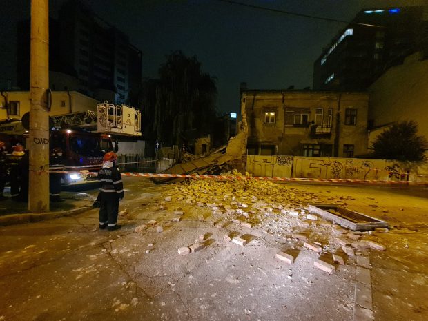 VIDEO | O clădire monument istoric s-a prăbușit în centrul Capitalei. Casa, din secolul al 19-lea, nu figura cu risc seismic