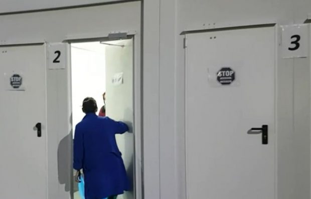 Pacienții care așteaptă rezultatele testului de COVID-19 la Spitalul de Urgențe din Iași stau și până la 24 de ore în containere încălzite