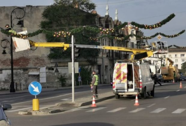 Primele decoraţiuni pentru sărbătorile de iarnă au început să fie montate în Craiova. Oraşul se află în scenariul roşu