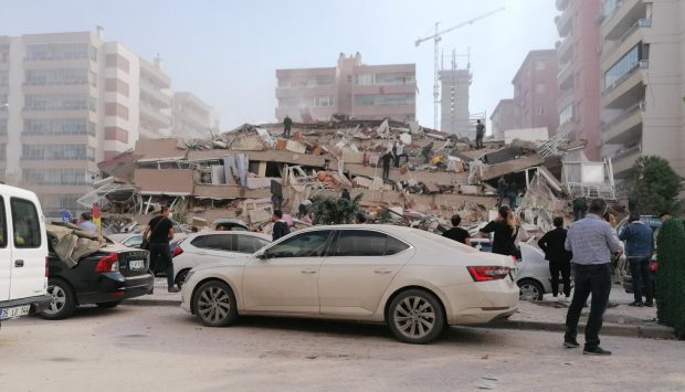 VIDEO | Imagini șocante. Momentul dramatic în care un bloc din Izmir se prăbușește
