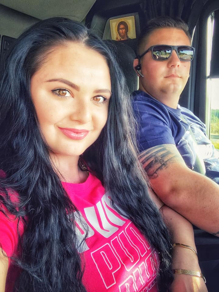 Diana Stoian a fost aleasă de colegi cea mai frumoasă șoferiță de TIR din România. Are 26 de ani și a fost asistentă medicală