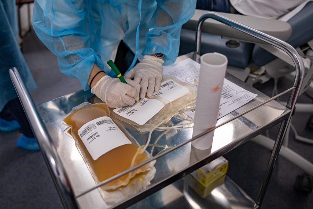 Eroii dintre noi. Cine sunt donatorii de plasmă care salvează bolnavii de COVID. “Am venit ca să ajut o viaţă. Aşa mi se pare corect, ca toţi să ajutăm”