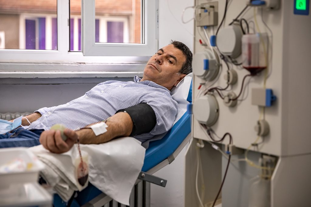 Eroii dintre noi. Cine sunt donatorii de plasmă care salvează bolnavii de COVID. “Am venit ca să ajut o viaţă. Aşa mi se pare corect, ca toţi să ajutăm”