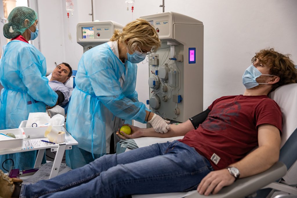 Eroii dintre noi. Cine sunt donatorii de plasmă care salvează bolnavii de COVID. “Am venit ca să ajut o viaţă. Aşa mi se pare corect, ca toţi să ajutăm”