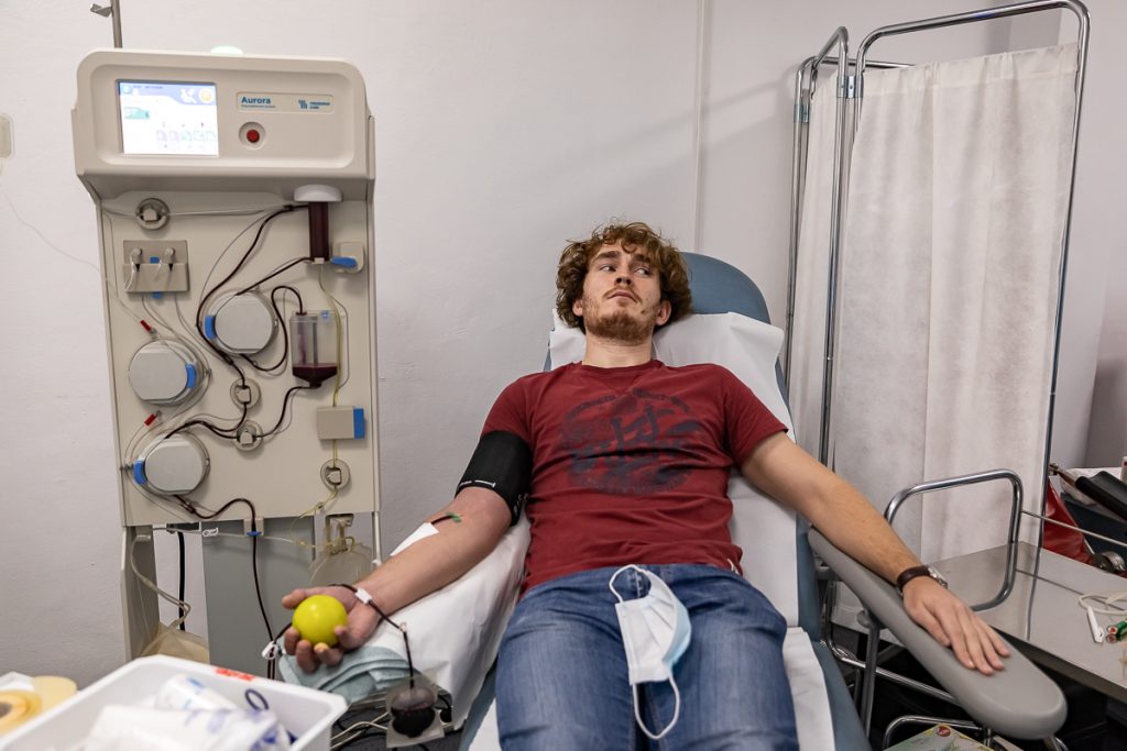 Eroii dintre noi. Cine sunt donatorii de plasmă care salvează bolnavii de COVID. “Am venit ca să ajut o viaţă. Aşa mi se pare corect, ca toţi să ajutăm”