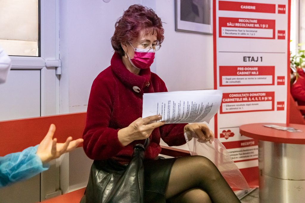 Eroii dintre noi. Cine sunt donatorii de plasmă care salvează bolnavii de COVID. “Am venit ca să ajut o viaţă. Aşa mi se pare corect, ca toţi să ajutăm”