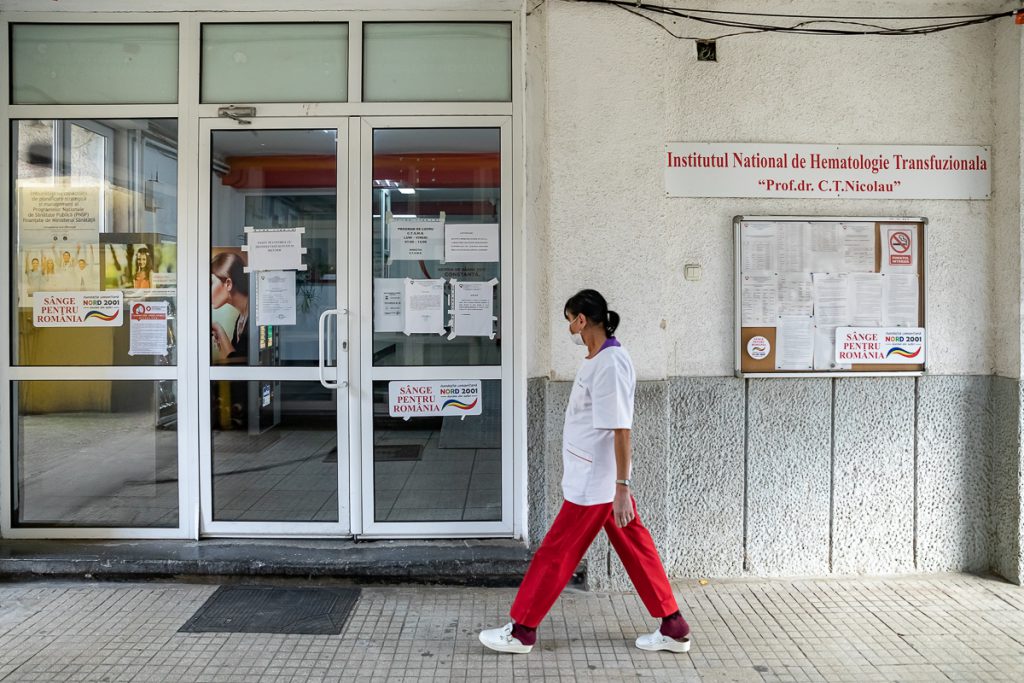Eroii dintre noi. Cine sunt donatorii de plasmă care salvează bolnavii de COVID. “Am venit ca să ajut o viaţă. Aşa mi se pare corect, ca toţi să ajutăm”