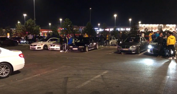 VIDEO | Drifturi în parcarea unui mall din Băneasa, oprite de polițiști. Zeci de tineri, verificați de echipaje