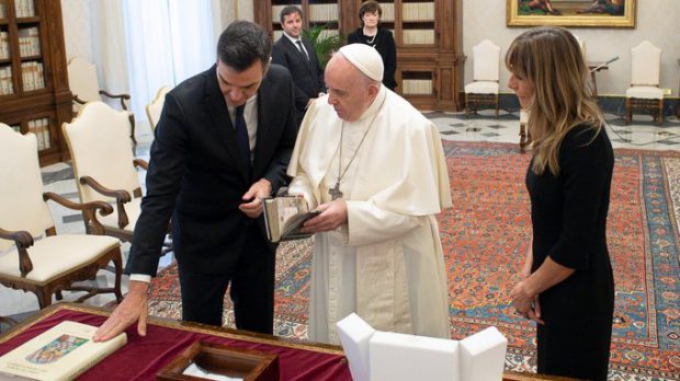 FOTO | Papa Francisc, din nou fără mască în cadrul unei întâlniri cu premierul spaniol. Nici Pedro Sanchez nu a purtat-o